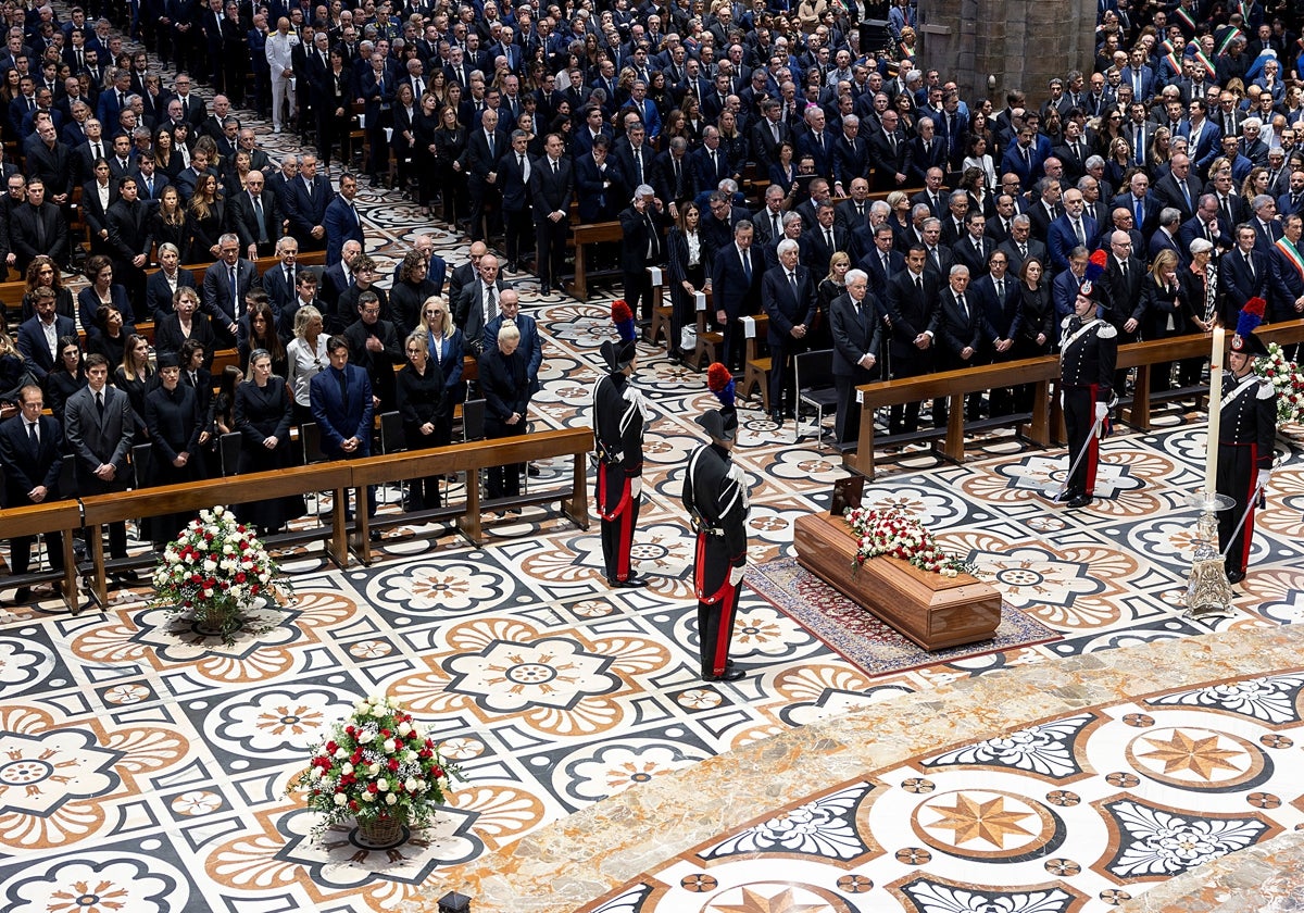 El presidente italiano, Sergio Mattarella, junto al féretro durante el funeral de Estado del ex primer ministro Silvio Berlusconi este miércoles