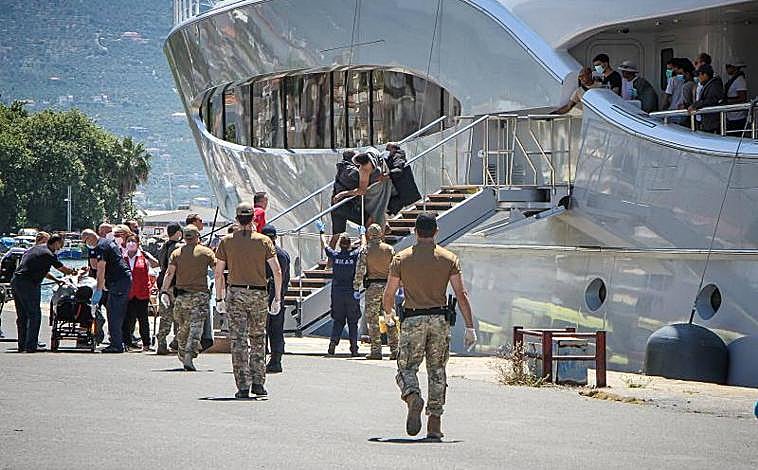 Imagen principal - Llegada de los migrantes al puerto. 