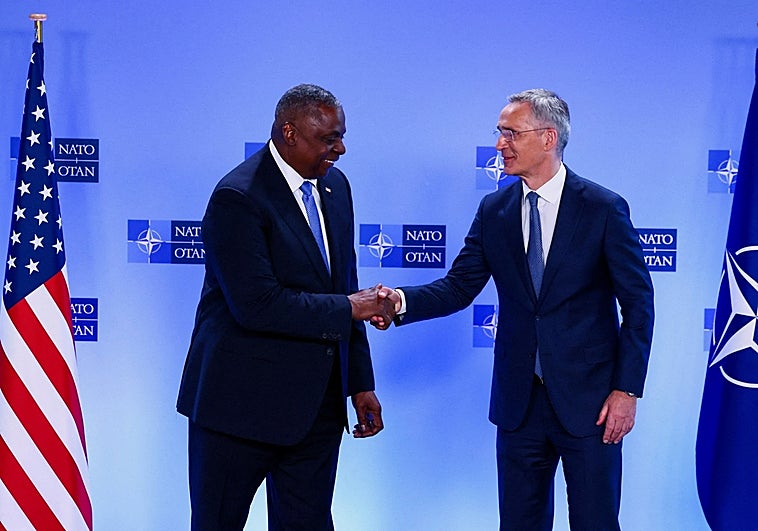 The Secretary of Defense of EE.UU., Lloyd Austin (izquierda), and the Secretary General of NATO, Jens Stoltenberg, will be present during the informative meeting of ministers of Defense of NATO