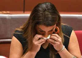 Una senadora australiana denuncia entre lágrimas que fue acosada sexualmente por «hombres poderosos» del Parlamento