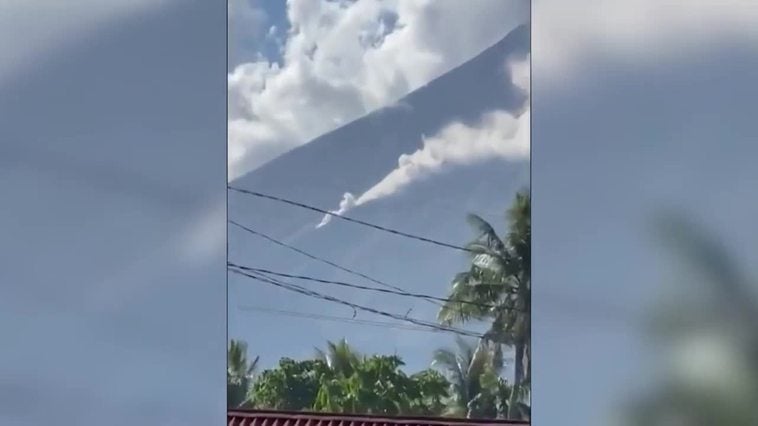 Más de 20.000 evacuados por la erupción del volcán Mayón en Filipinas
