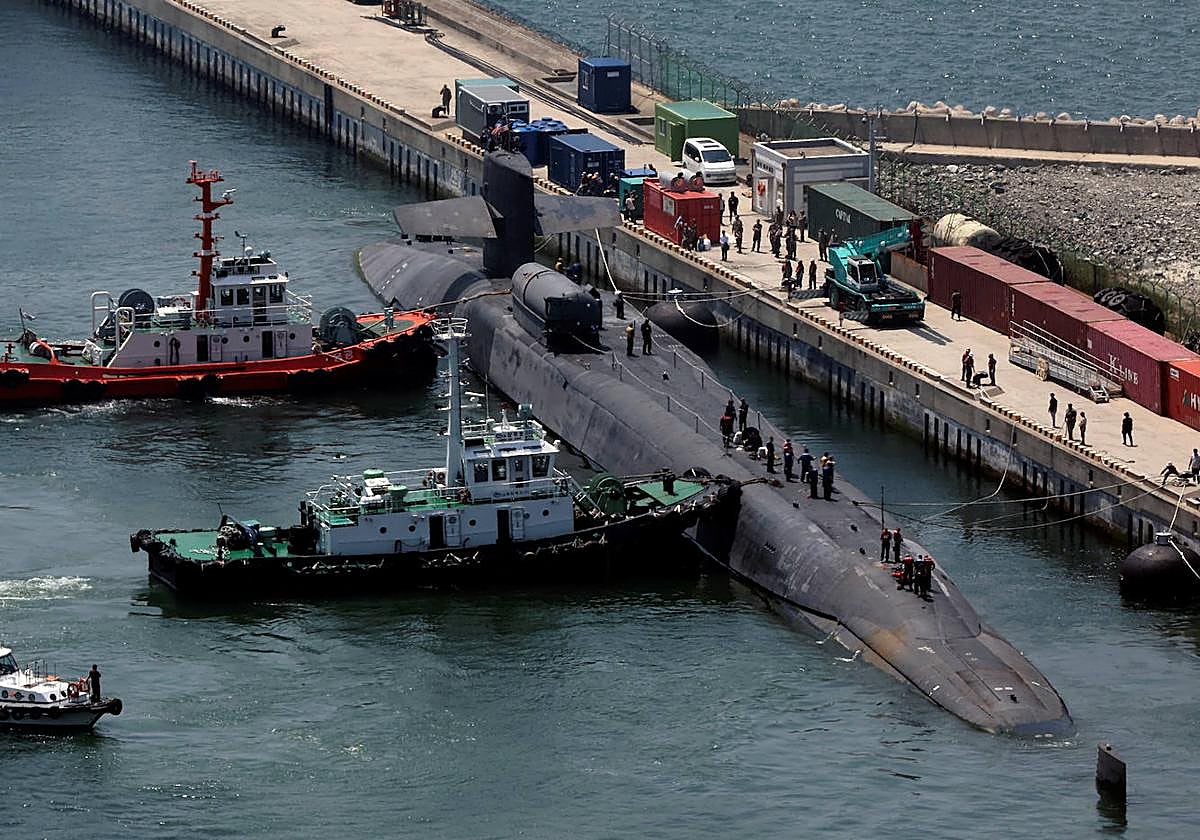 El submarino de propulsión nuclear de clase Ohio USS Michigan, anclado en el puerto de Busan, en Corea del Sur