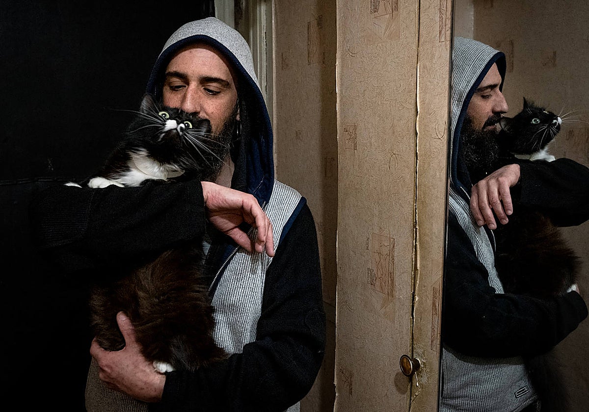 Miguel Ángel Delgado Montero vive en Jersón con Bastet, su gata