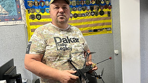 Aleksandr posa con escudos enviados en señal de agradecimiento por las unidades que emplean sus drones