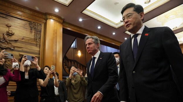 El Secretario de Estado de los Estados Unidos camina con el Ministro de Relaciones Exteriores de China en la Casa de Huéspedes Estatal Diaoyutai en Beijing