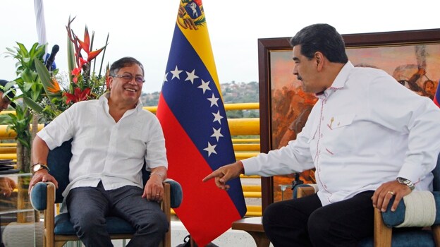 presidente de Colombia Gustavo Petro (i), se reúne con su homólogo venezolano Nicolás Maduro hoy, en el Puente Atanasio Girardot, en la frontera entre Colombia y Venezuela el pasado mes de febrero