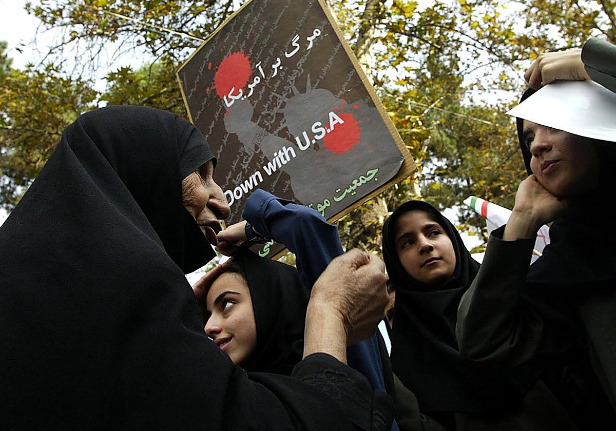 Una funcionaria iraní pide a las estudiantes que se ajusten el velo y se cubran el cabello por completo
