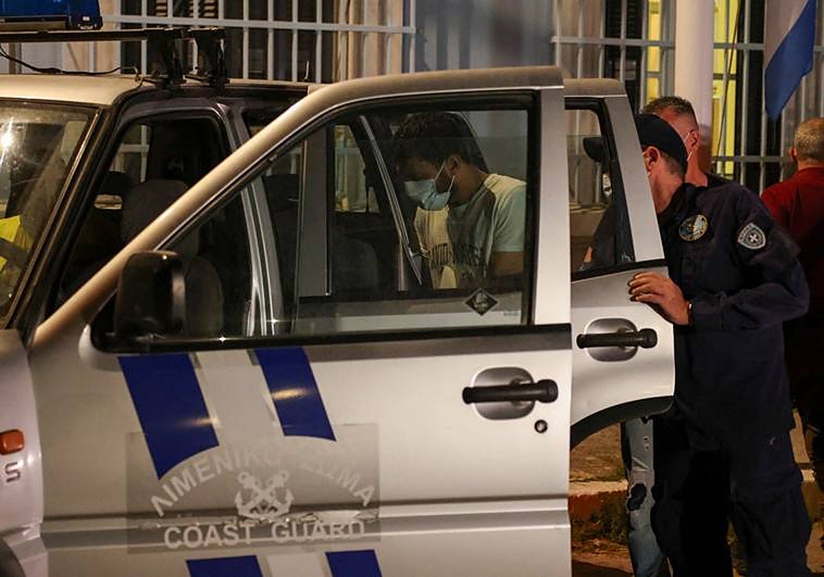 Uno de los egipcios detenidos, en el momento de ser trasladado por la policía griega