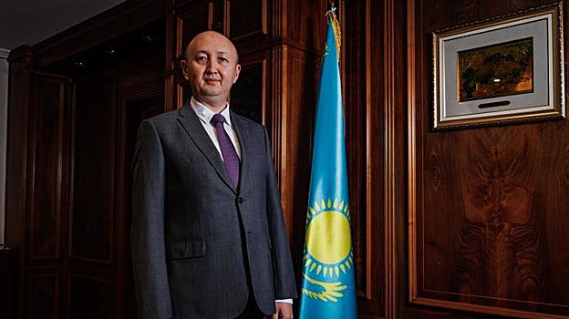 El embajador Mussayev posa con la bandera kazaja para ABC