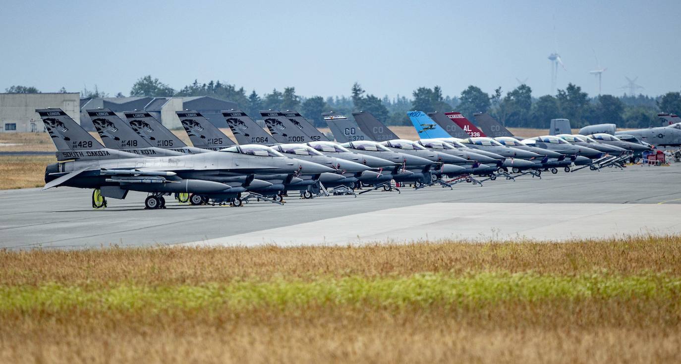 Aviones de combate F-16 de bandera estadounidense  