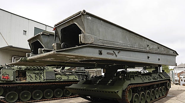 Un tanque de puente Biber se ve en FFG Flensburger Fahrzeugbau Gesellschaft durante una visita del Secretario General de la OTAN y el Ministro de Defensa alemán en Flensburg, Alemani