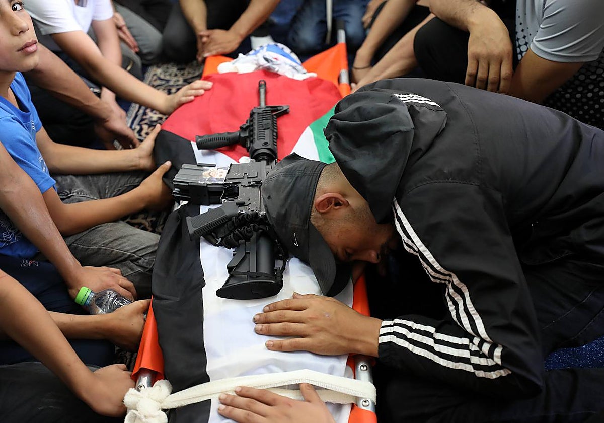 Palestinos lloran los cuerpos de dos adolescentes que murieron cuando un artefacto explosivo detonó por error