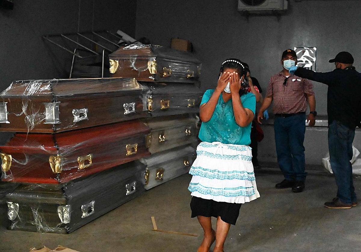 Una mujer llora tras reconocer a su hija entre las 46 mujeres muertas durante un incendio en una prisión