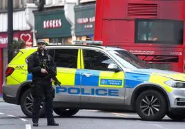 Detenido por acuchillar a dos personas en un hospital de Londres