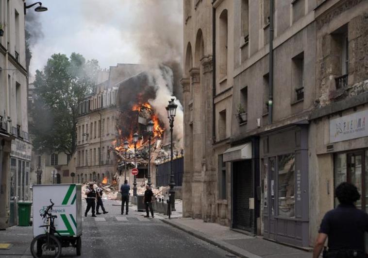 El incendio de uno de los edificios destruidos en eldistrito 5 de París