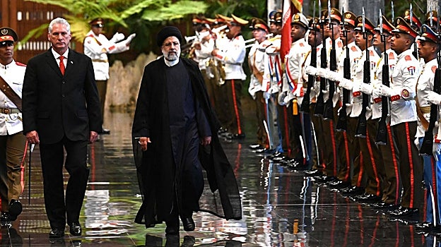 Ebrahim Raisi es recibido por la guardia de honor  en el Palacio de la Revolución en La Habana