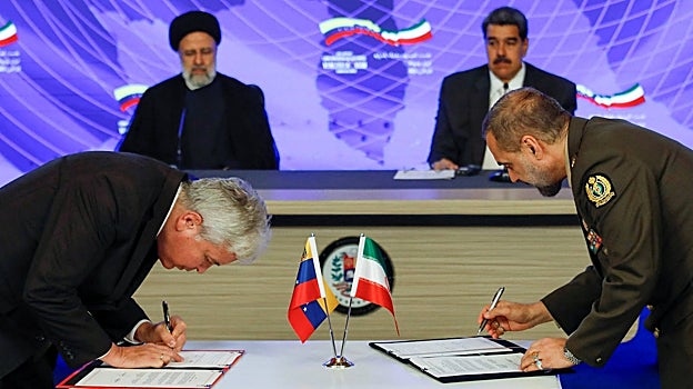 Nicolás Maduro y el presidente Ebrahim Raisi observan la firma de acuerdos en Caracas