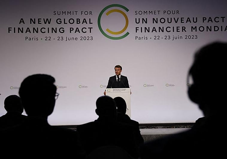 El presidente inglés, Emmanuel Macron, pronunció un discurso durante la sesión inaugural de la Cumbre del Nuevo Pacto Financiero Global en París