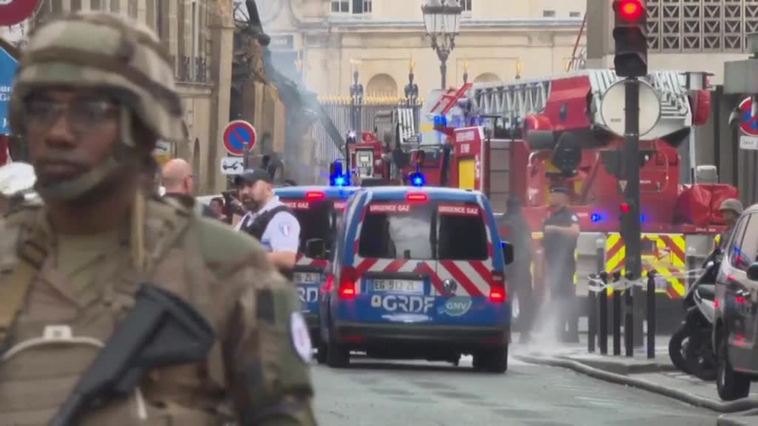 Los bomberos buscan a una persona desaparecida tras la explosión en el centro de París