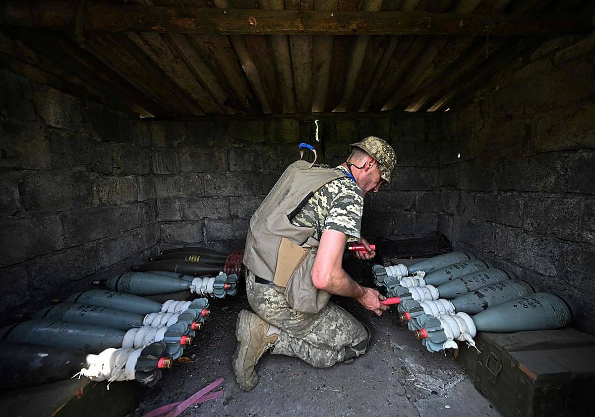 Un marine ucraniano prepara munición de mortero de 120 mm en el recién liberado pueblo de Storozheve, en la región de Donetsk
