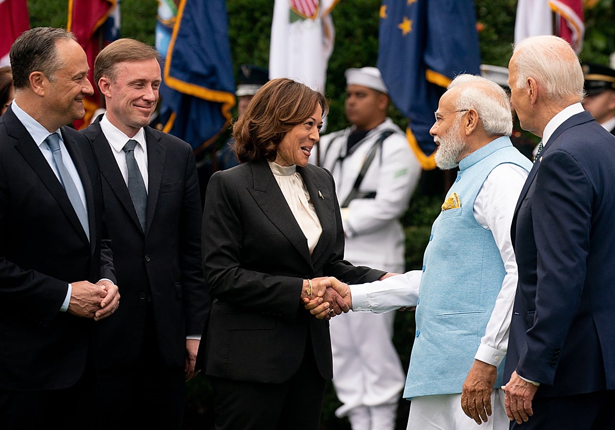El primer ministro Narenda Modi saluda a la vicepresidenta Kamala Harris, de origen indico, ante Joe Biden