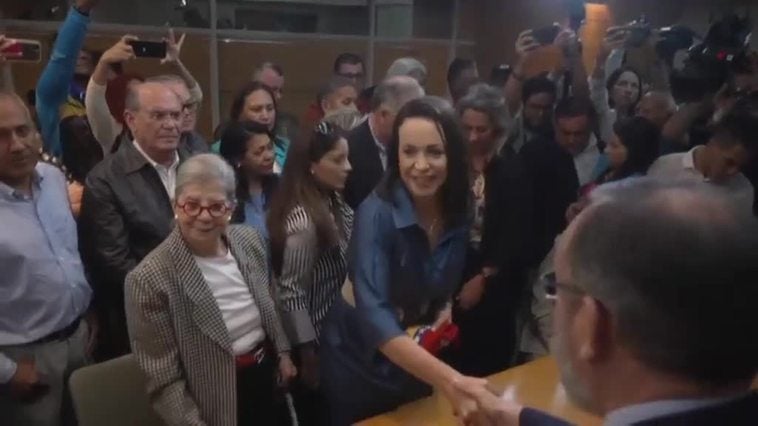 María Corina Machado presenta su candidatura a las primarias para enfrentarse a Nicolás Maduro