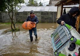 Dos muertos y miles de personas aisladas por las lluvias torrenciales en Chile