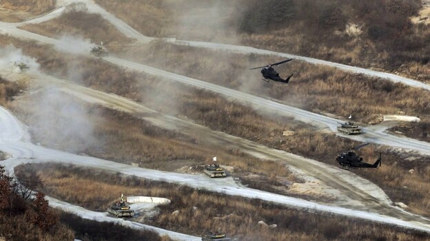 Una vista general de unos intensos ejercicios militares con fuego real en el área de Pocheon, Corea del Sur