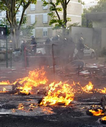 Imagen secundaria 2 - Incidentes violentos en Nanterre tras la muerte a tiros de un adolescente que se negó a detener su coche como le pedía la Policía