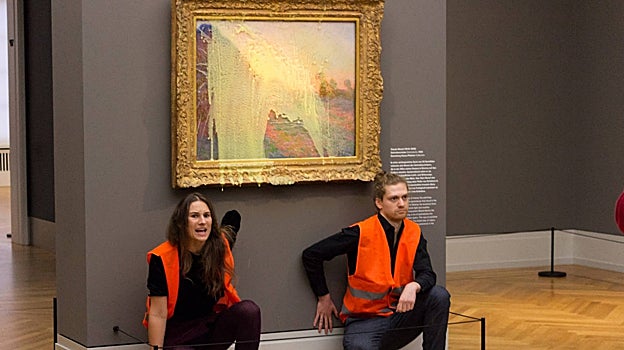 Unos activistas atacan 'Meules', de Monet.