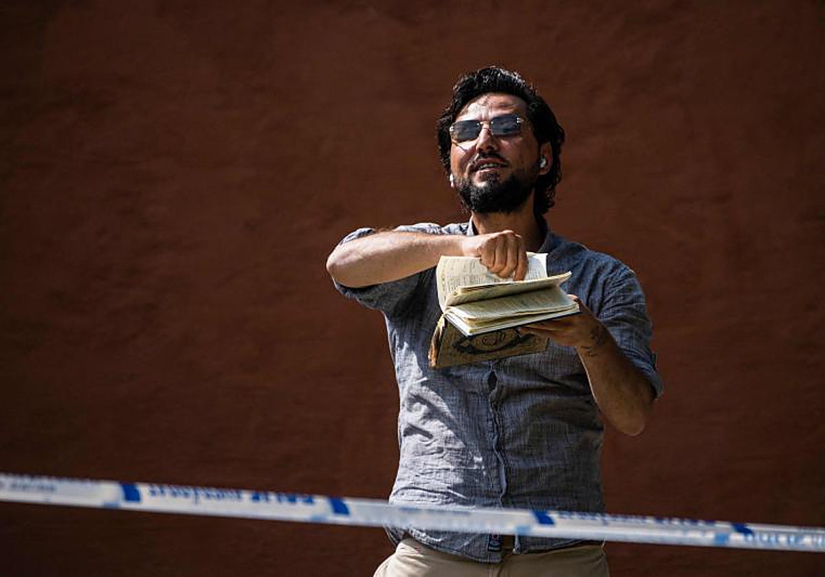 Salwan Momika protesta frente a una mezquita en Estocolmo