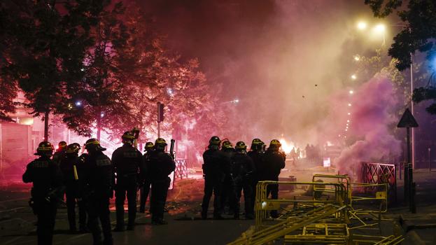 Segunda noche de violencia en los suburbios de París y otras ciudades francesas