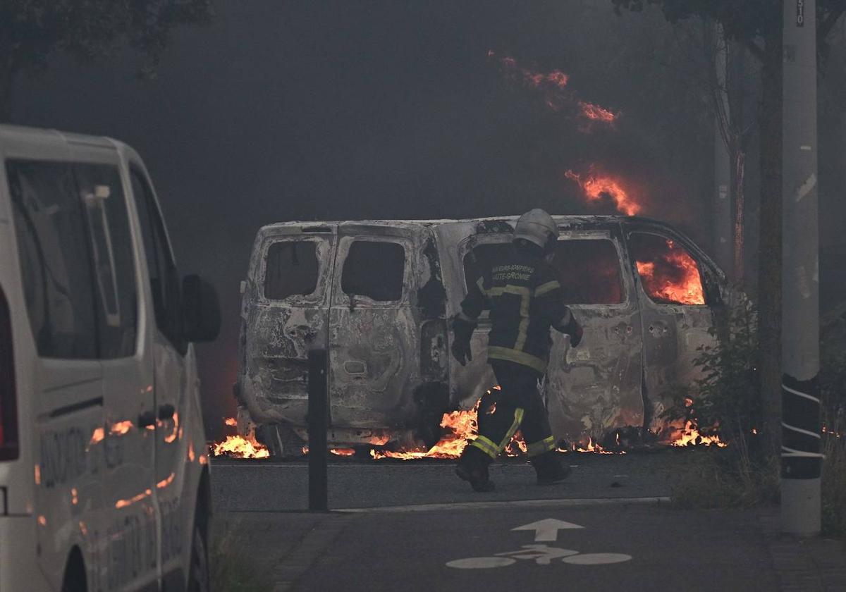 Un bombero en medio de un furgón en llamas en Toulouse