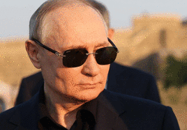 Putin, en primera línea tras la fallida revuelta: de no traspasar las fronteras del Kremlin a baños de multitudes y selfies