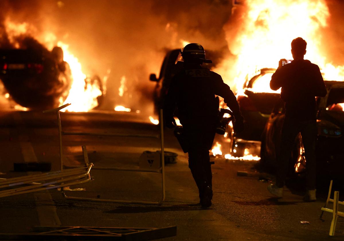 Vehículos quemados tras los enfrentamientos entre los manifestantes y la Policía francesa