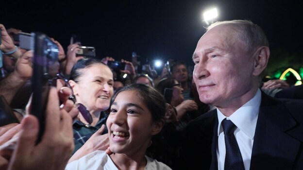 Putin, zu Beginn der falschen Revolte: Er durchquerte nicht die Grenzen des Kremls mit Blick auf Zeitungen und Selfies