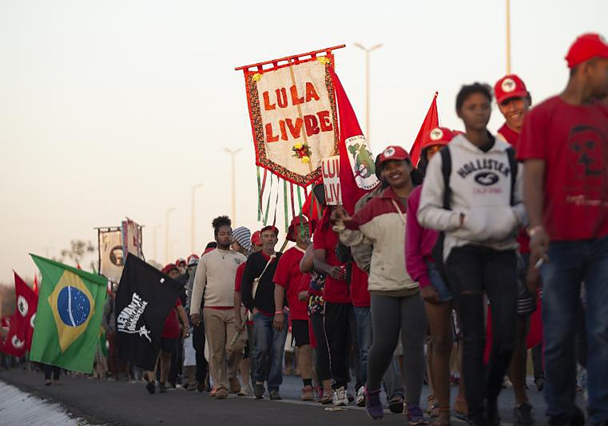 Activistas del Movimiento Sin Tierra (MST) marchan, EN agosto de 2018, en apoyo a la candidatura de Lula da Silva