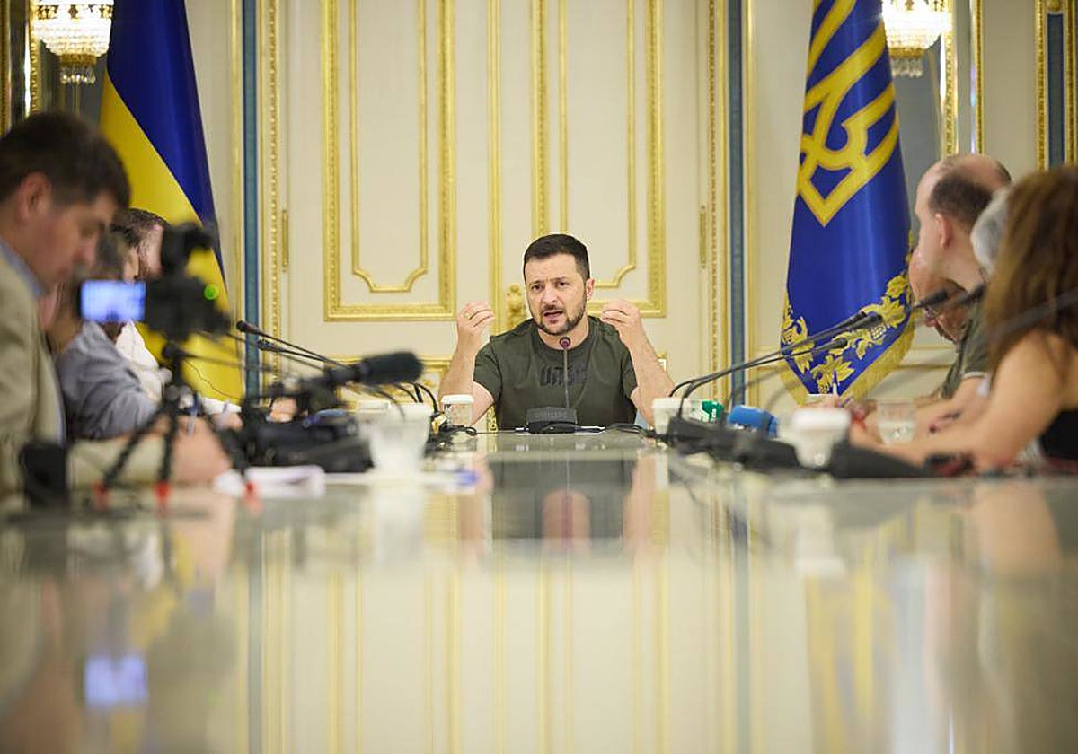 Volodímir Zelenski durante el encuentro con los medios de comunicación españoles