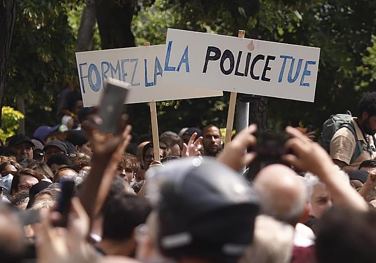 Manifestación en memoria de Nahel, la adolescente de 17 años asesinada a tiros por la policía francesa en Nanterre, París