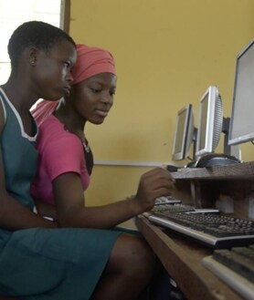 Imagen secundaria 2 - Aulas informáticas de escuelas rurales ghanesas dotadas por la oenegé de Ousman Umar