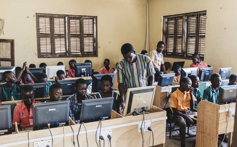 Imagen principal - Aulas informáticas de escuelas rurales ghanesas dotadas por la oenegé de Ousman Umar