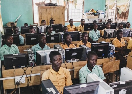 Imagen secundaria 1 - Aulas informáticas de escuelas rurales ghanesas dotadas por la oenegé de Ousman Umar
