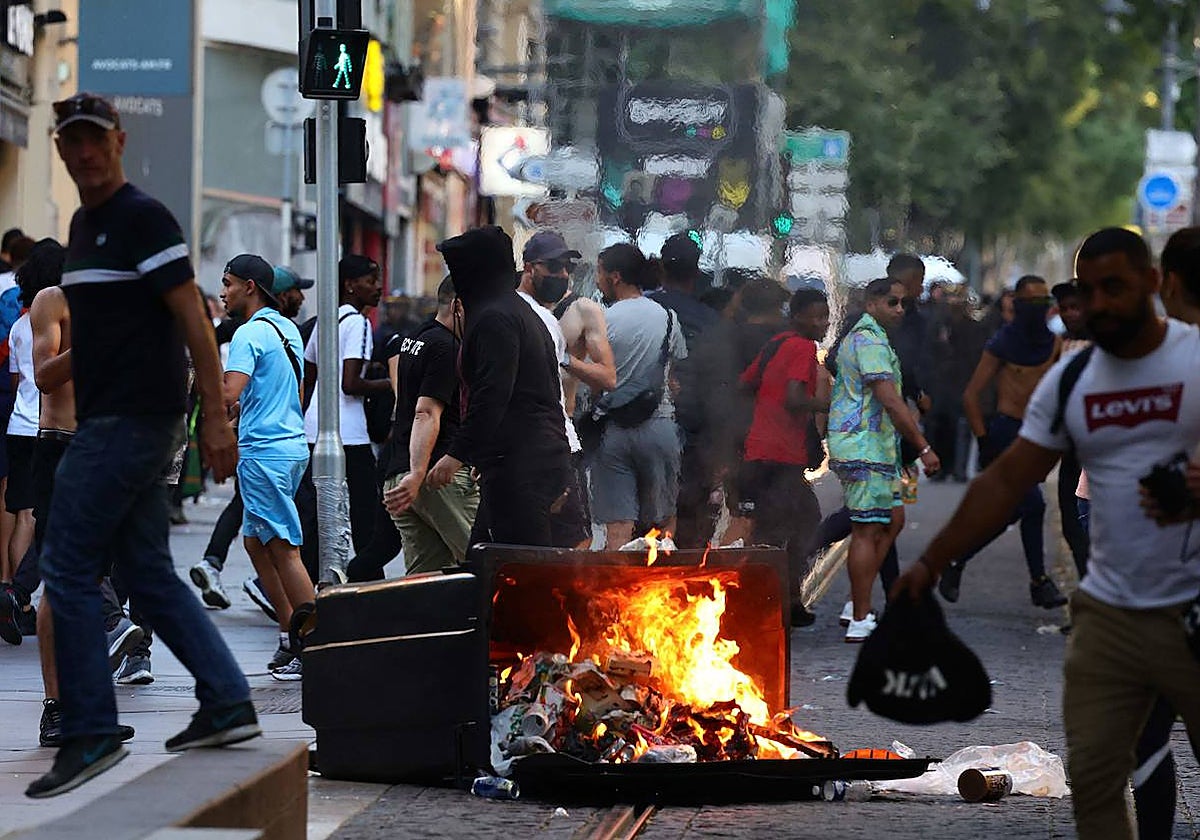 Varios jóvenes corren y queman un contenedor en las calles de Marsella