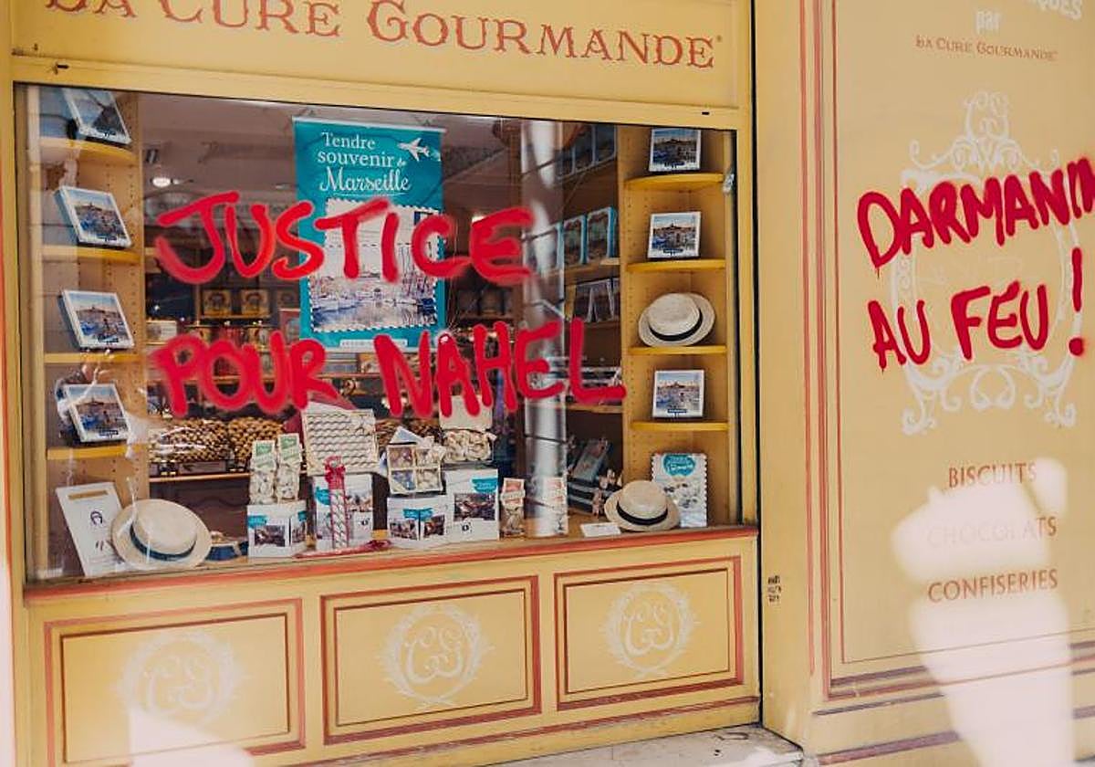 Pintada en un comercio de Marsella en el que piden justicia por Nahel, el joven asesinado a manos de un policía