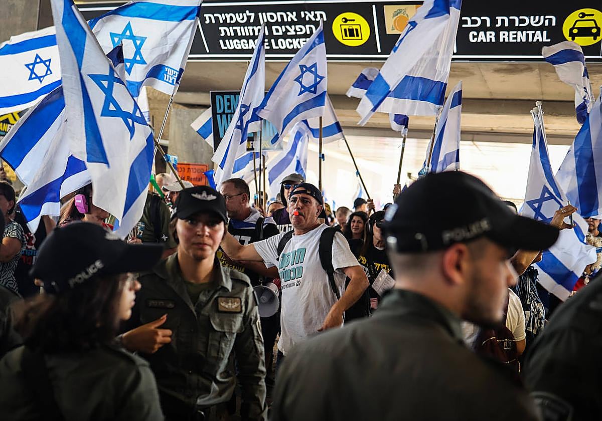 La Policía israelí deteniendo el paso de los manifestantes en el aeropuerto Ben Gurion, a las afueras de Tel Aviv