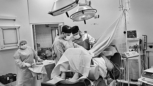 Un grupo de cirujanos del hospital de San Lucas realizan una cirugía a un herido en combate