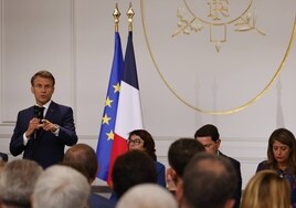Macron plantea castigar económica y judicialmente a los padres de los jóvenes violentos de los disturbios