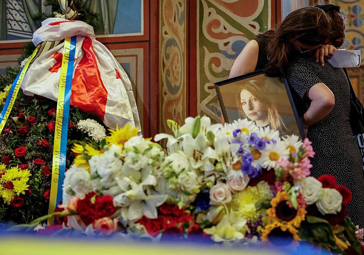 Ataúd con la fotografía de la escritora Victoria Amelina