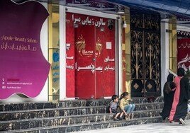 Afganistán ordena el cierre de todas las peluquerías de mujeres