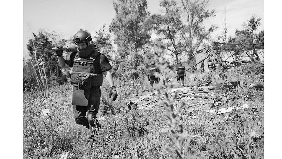 Una unidad de desminado de los servicios de emergencia ucranianos trabajan en una posición rusa abandonada en el este de Ucrania.